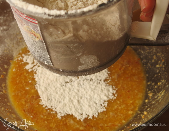 Вводим муку, можно взять 450–500 г.
