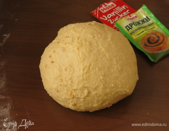 Замешиваем тесто на протяжении 4–5 минут.