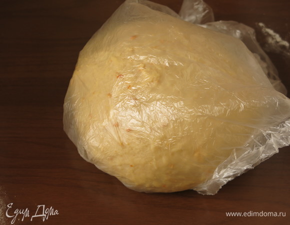 Кладем тесто в пакет и ставим в холодильник на ночь.