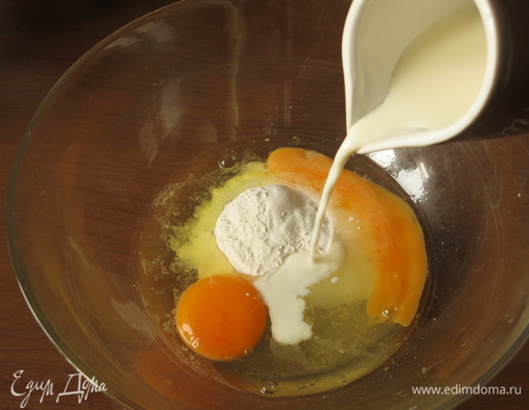 Отливаем 50 мл молока, 110 мл кипятим 1 минуту. Соединяем яйца, молоко, загуститель для сливок. Насыпаем сахар и ванильный сахар. У меня вольная интерпретация применения загустителя, основной компонент которого — крахмал.