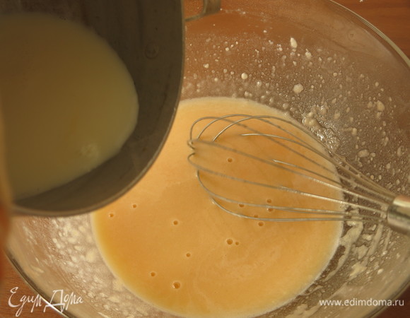 Вводим горячее молоко, помешиваем.