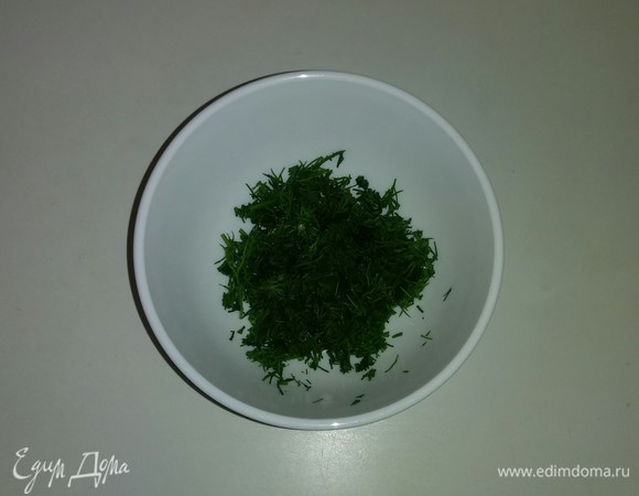 Мелко режем зелень укропа.