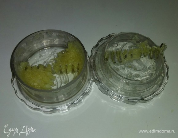 Зубчики чеснока измельчаем.