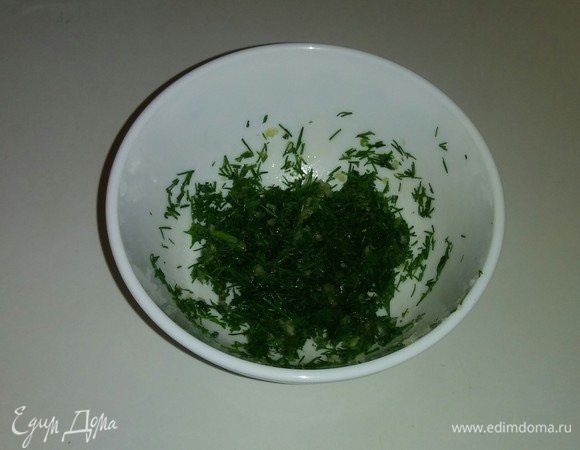 Готовим соус. Для этого смешиваем вместе порезанный укроп, измельченные зубчики чеснока, соль, молотый перец и оливковое масло. Перемешиваем все вместе.