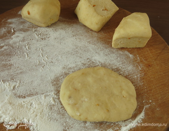 Достаем тесто из холодильника, выдерживаем 20 минут, потом начинаем готовить. Отрываем кусочки размером с орех и раскатываем лепешки.