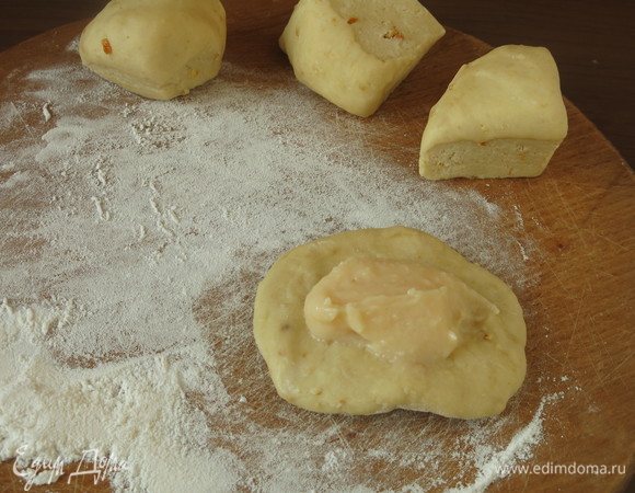 Выкладываем 1 ст. л. крема.