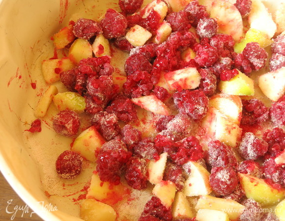 Нарезаем яблоки, перебираем малину, кладем их в форму, где будут запекаться пирожки. Затем смешиваем с желфиксом и сахаром. Если есть сахар с корицей, можно положить его. Количество малины можно увеличить.