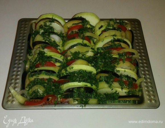 Выкладываем соус на овощи.