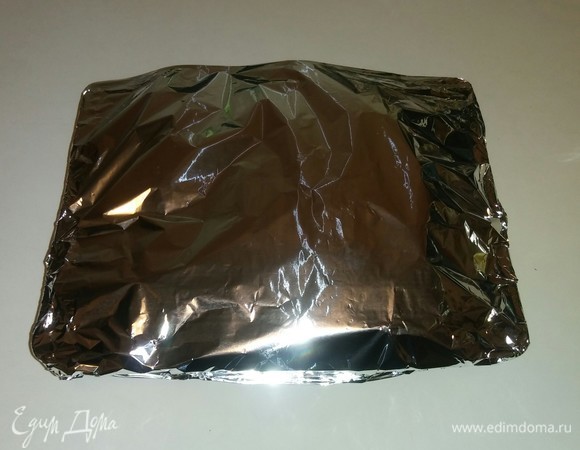 Закрываем форму с овощами фольгой и ставим в разогретую до 185°C духовку на 1 час 30 минут (время приготовления зависит от духовки).