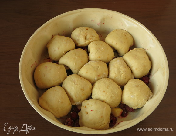 Булочки выкладываем на подушку. Даем 35 минут подрасти.