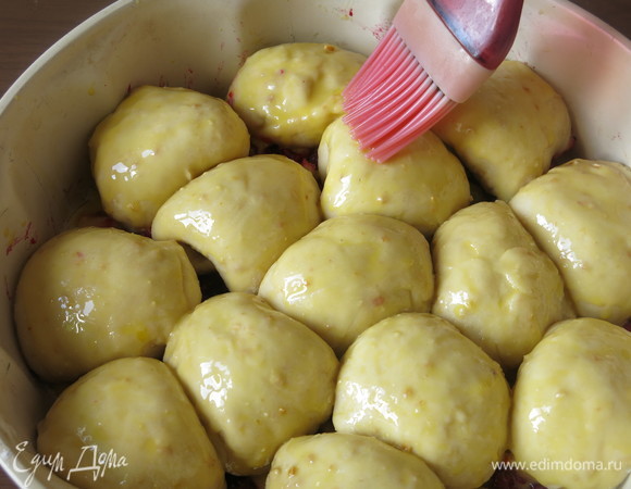 Смазываем яично-молочной смесью.