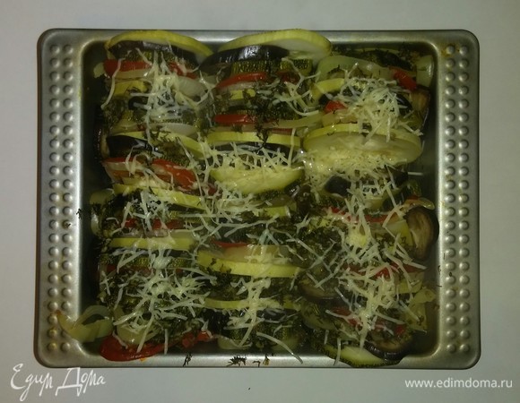 Через 1 час и 15 минут после начала выпекания достаем форму из духовки, снимаем фольгу (она нам больше не понадобится) и посыпаем овощи тертым сыром. И затем ставим форму обратно в духовку допекаться еще 15 минут. После чего достаем форму из духовки и чуть остужаем. Приятного аппетита!