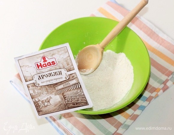 Приготовим опару. Смешиваем дрожжи Haas с 2 ст. л. муки и 1 ст. л. сахара. Добавляем 50 мл теплого молока. Ставим миску с опарой в теплое место для образования пенной шапочки.