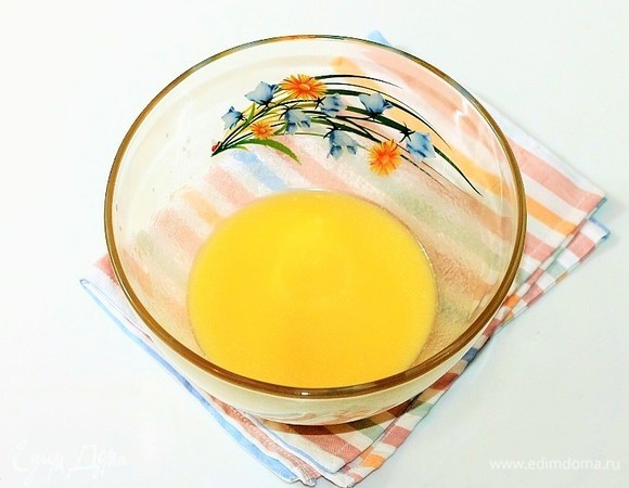 Приготовим тесто. Разогреваем молоко до 60°C. Добавляем соль (0,5 ч. л.), сахар (0,5 ст. л.) и мягкое сливочное масло (100 г), перемешиваем до расплавления масла.