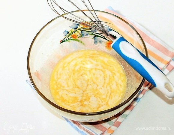 Затем добавляем в остывшую смесь опару и 2 желтка, взбиваем венчиком.