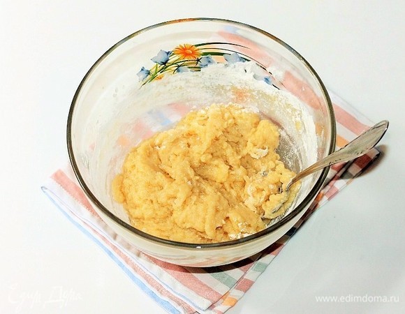 Небольшими порциями вмешиваем оставшуюся просеянную муку (от 350 г — 2 ст. л. на опару). Затем добавляем растительное масло (1–2 ст. л.) и вымешиваем мягкое, гладкое тесто.