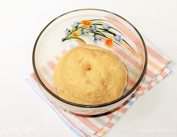 Скатываем тесто в шар. Накрываем миску с тестом пленкой и отправляем в теплое место для подъема в 2,5 раза.