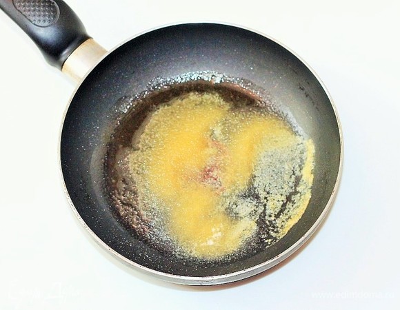 Приготовим начинку. Разогреваем сливочное масло и расплавляем сахар на протяжении 2–3 минут. Персики разделить пополам, удалить шкурку и косточки. Три верхние половинки персиков со шкуркой убираем в сторону, это для украшения пирога.