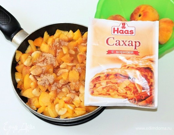 Остальные персики нарезаем небольшими кубиками и кладем в расплавленный сахар, перемешиваем и тушим 1–2 минуты. Добавляем крахмал (1 ч. л.) и тушим 1–2 минуты до испарения жидкости и небольшого загустения. Затем добавляем очищенный и порезанный кубиками банан, корицу с сахаром Haas (1 ст. л.). Перемешиваем и убираем с плиты.
