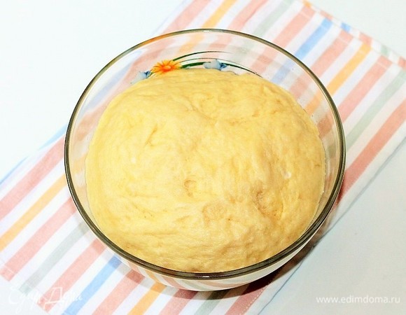 Увеличенное тесто обминаем.