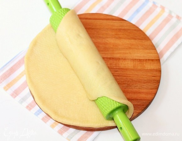 Две части теста раскатываем в круг и переносим при помощи скалки в формочку.