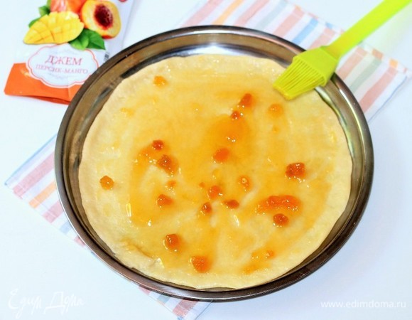 Каждую часть (1 и 2) смазываем джемом (у меня персик-манго). Край круга (1–1,5 см) не смазываем джемом.