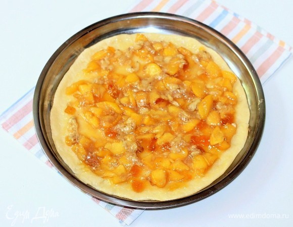 На джем кладем начинку, посыпаем обжаренными измельченными орешками. Орехи на ваш вкус.