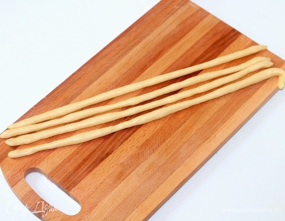 Вторую часть теста делим на 4 части и раскатываем (l=20 см).