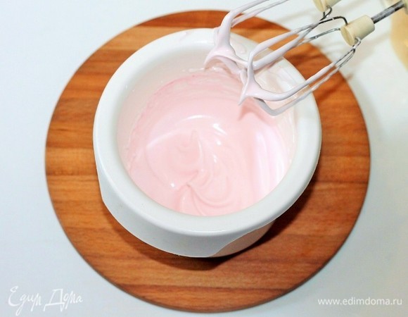 Взбиваем 2 охлажденных белка с маленькой щепоткой соли до мягких пиков. Затем, не переставая взбивать, добавляем частями сахарную пудру Haas. Взбиваем до твердых пиков. В конце можно добавить 1 ч. л. красного джема.