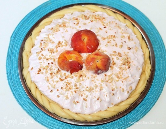 Выложить безе на верхний пласт пирога, посыпать обжаренными орешками и отправить на растойку в разогретую до 40°C духовку до увеличения пирога в 2 раза. Через 20 минут переключаем температуру на 180°C и выпекаем пирог ~40–45 минут до румяности.