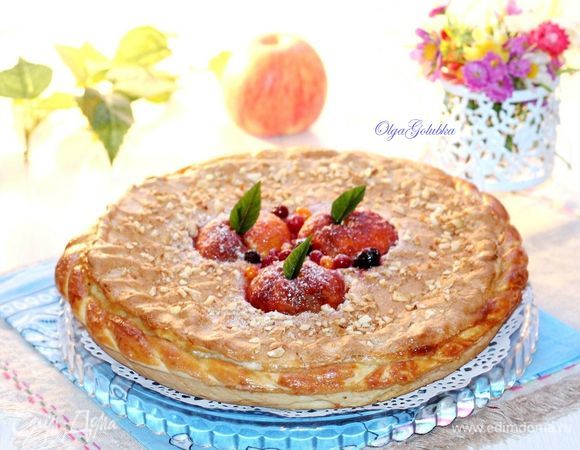 Затем край пирога смазываем взбитым желтком, и еще румяним (край) минут 5.