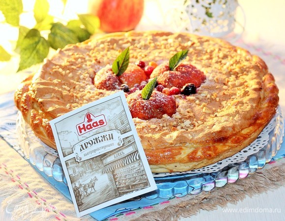 Готовый пирог накрываем полотенцем и оставляем остывать.