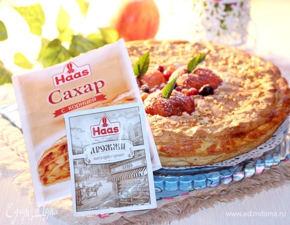 Остывший пирог можно посыпать сахарной пудрой, середину и персики.