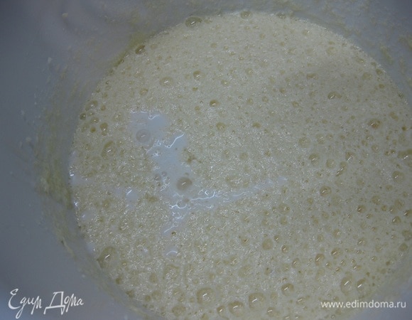 Во взбитую массу добавляем сливки и еще раз взбиваем.