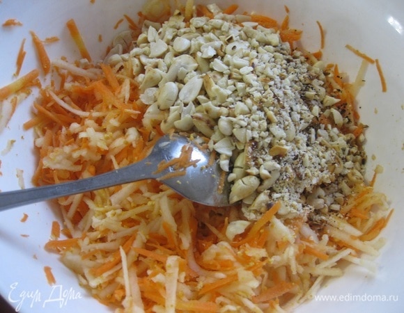 Обжаренный миндаль измельчить, добавить к смеси моркови и яблок.