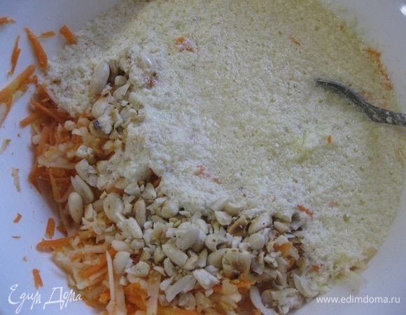 Добавить масляно-яичную смесь и тщательно перемешать.