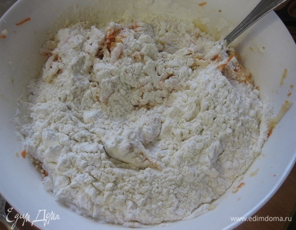 Соединить сухие ингредиенты с влажными, хорошо перемешать.