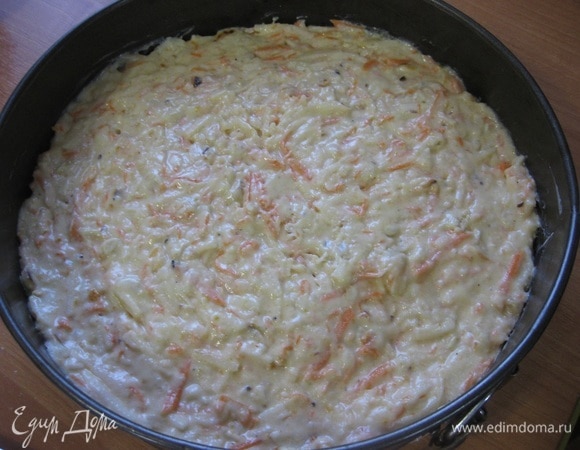 Дно формы диаметром 24 см застелить пергаментом и выложить густое тесто, разровнять поверхность ложкой. Поставить в разогретую духовку на 45–50 минут (ориентируйтесь по своей духовке), мой пирог был готов через 40 минут.