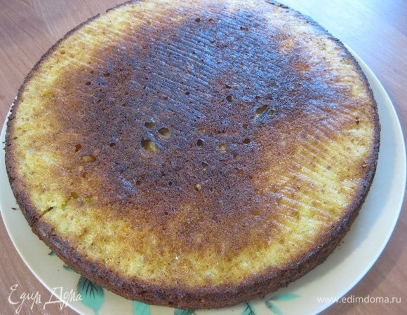 Готовый пирог немного остудить и выложить на блюдо.