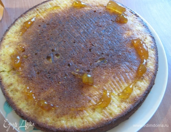 Поверхность еще теплого пирога смазать абрикосовым джемом.