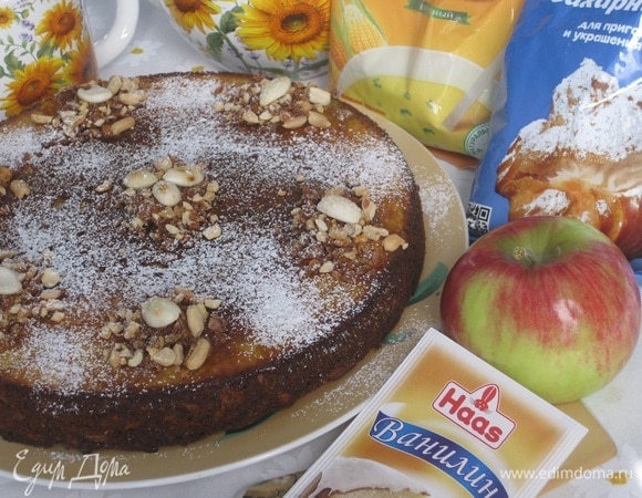 Выложить чайной ложкой любые измельченные орехи, сверху положить миндальные лепестки и посыпать сахарной пудрой Haas.