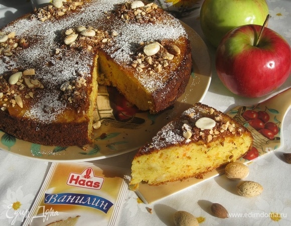 Пирог можно подавать к столу теплым.