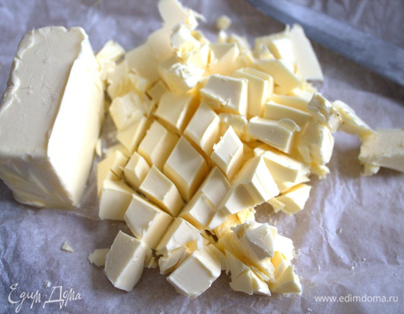 Для теста масло или маргарин нужны замороженные или сразу из холодильника твердые.