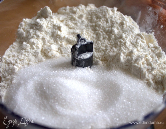 В муку всыпать сахар.