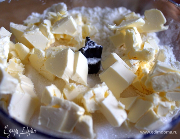 Нарезать масло кубиком.