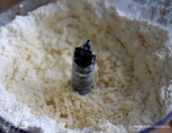 Нарубить в измельчителе в крошку.