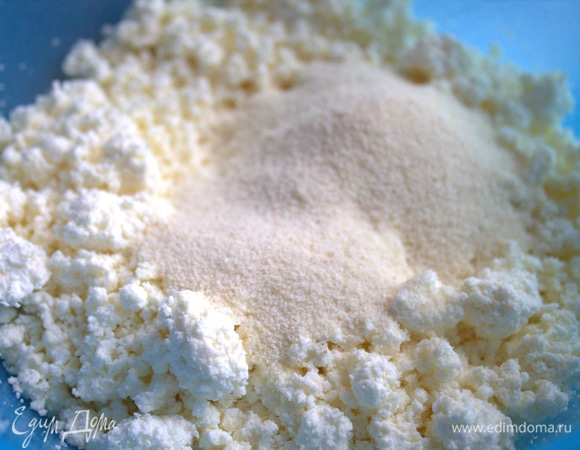Добавить к творогу манку.