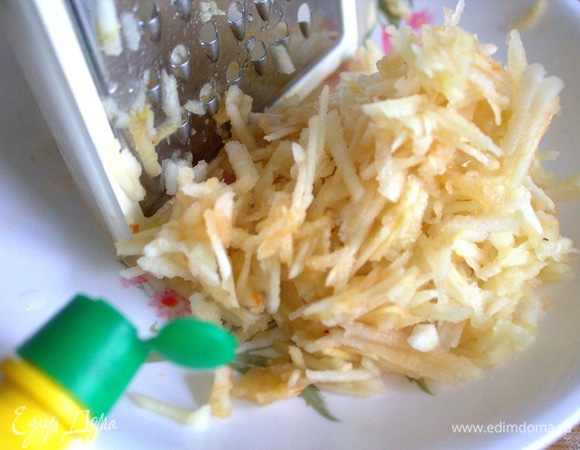 Яблоки натереть, сбрызнуть лимонным соком.