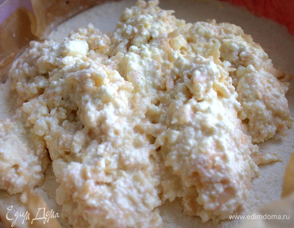 Всю начинку распределить на нижний слой крошки.