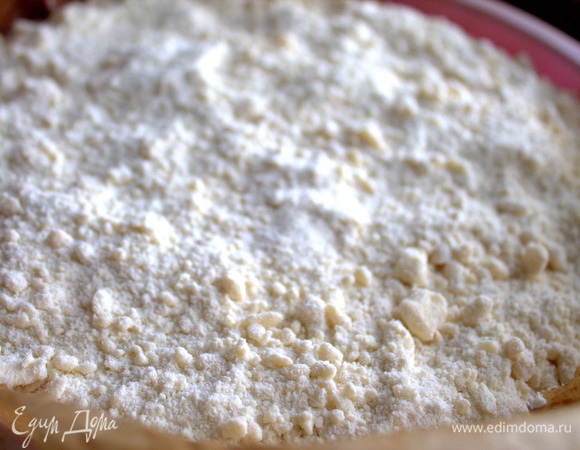 Посыпать остатками крошки. Этот слой не утрамбовывать.